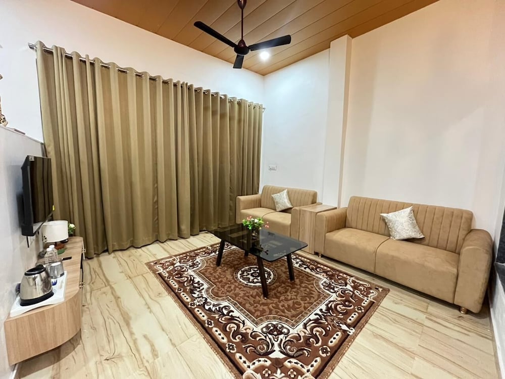 Lake View Luxury Suite photo 3