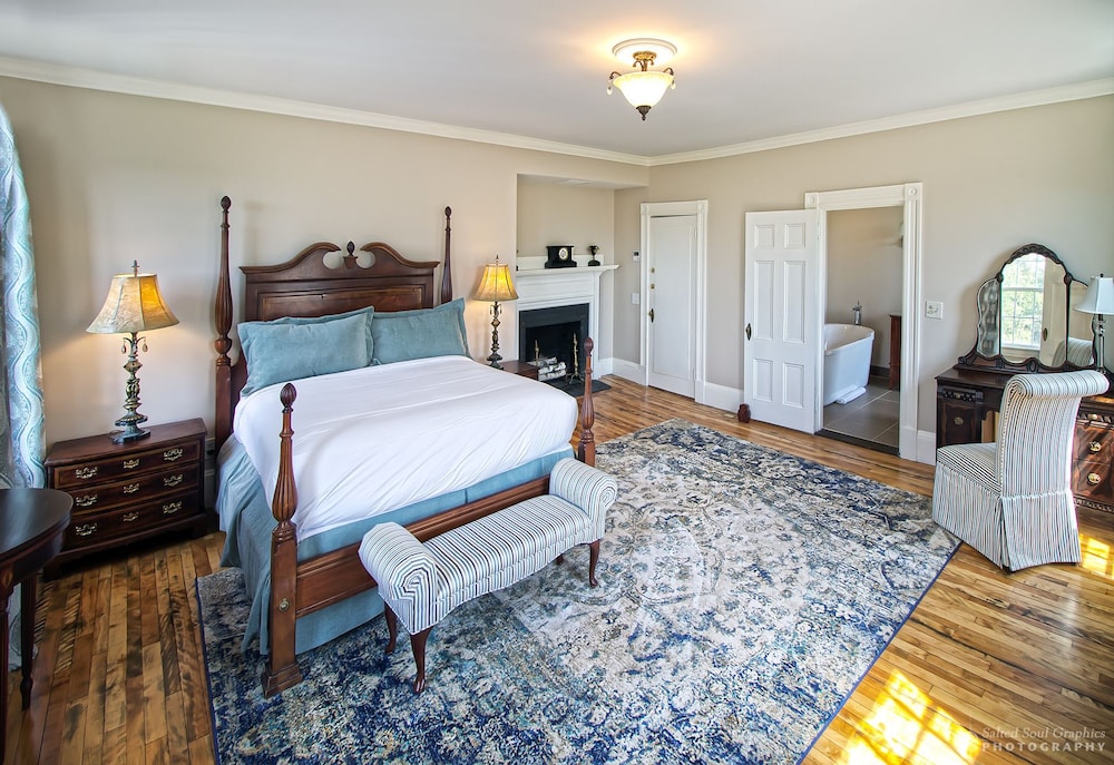 Evarts Suite, 1 Queen Bed, Soaking Tub, Corner room with view, Antique show fireplace photo 1