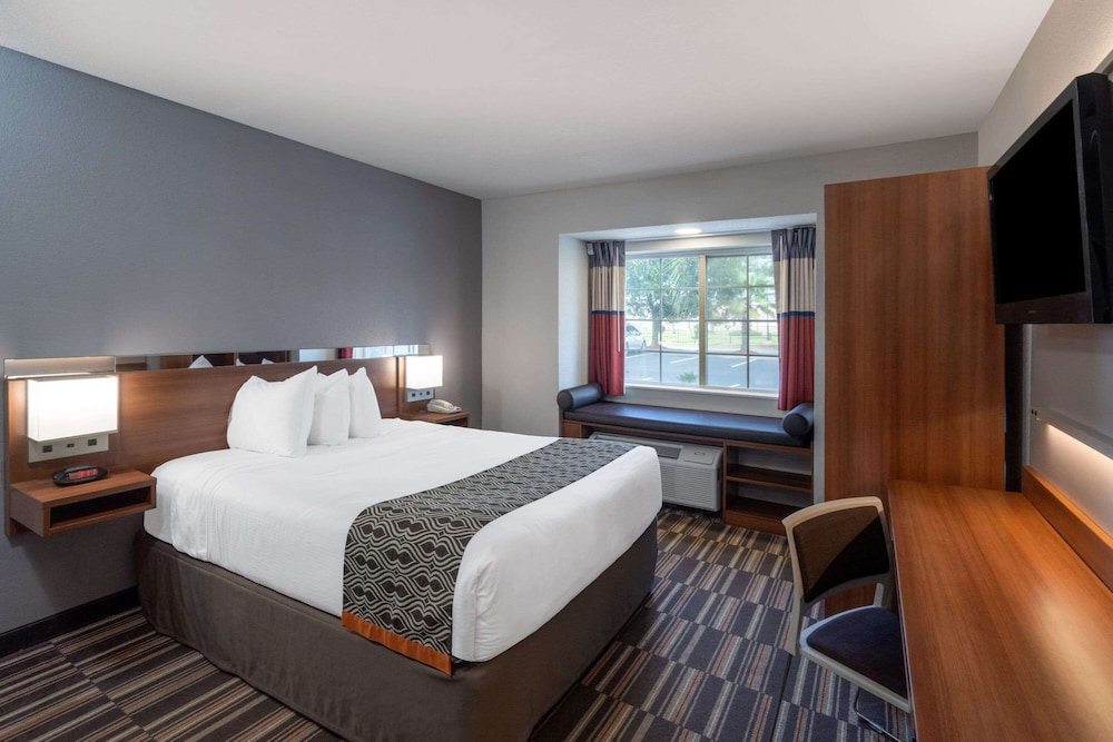 Standard Room, 1 Queen Bed - Photo 1