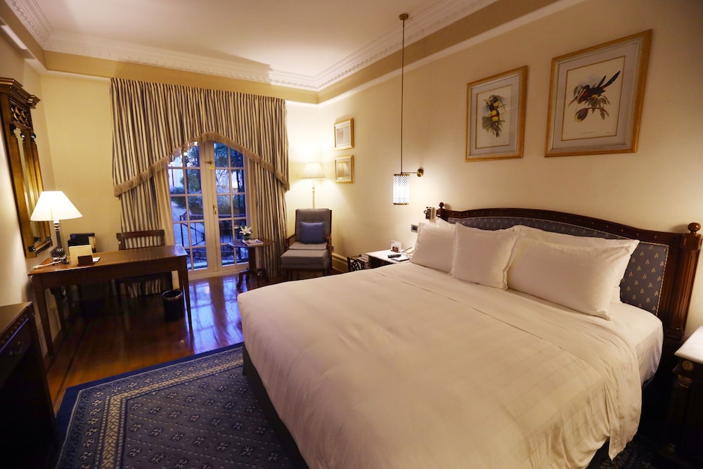 Club Suite, 1 King Bed, Smoking - Photo 7