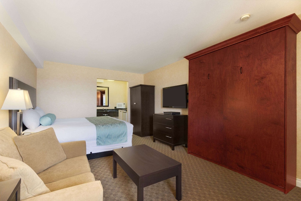 Suite, Non Smoking (1 King Bed and 1 Murphy Bed) - Photo 3