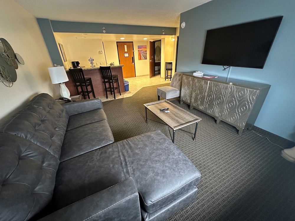 Deluxe Suite (Hotel) (No Pets) photo 1
