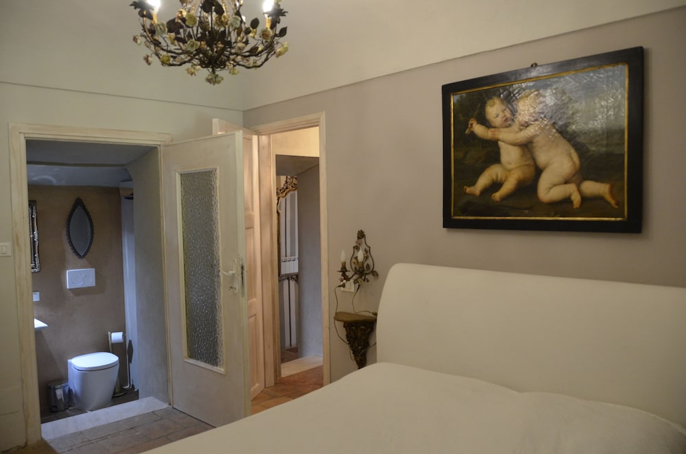 Deluxe Room, 1 Queen Bed photo 3