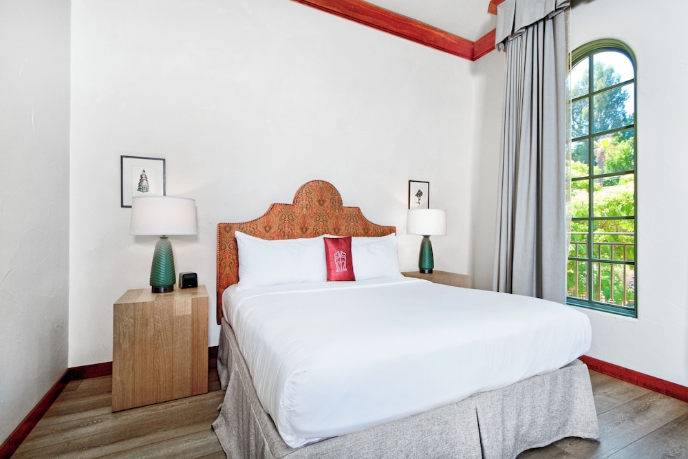 Premium Suite, 1 King Bed - Photo 1