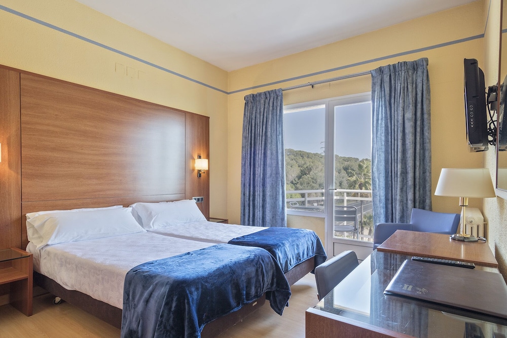 Double Room, with Balcony and Bathtub, Partial Sea View photo 2