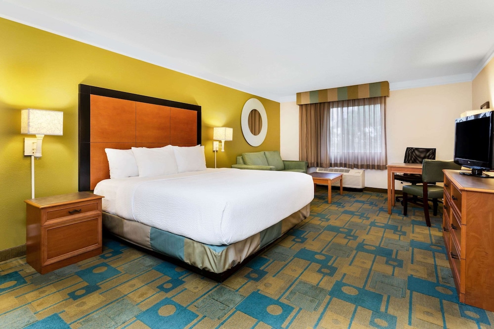 Deluxe Room, 1 King Bed, Non Smoking - Photo 4