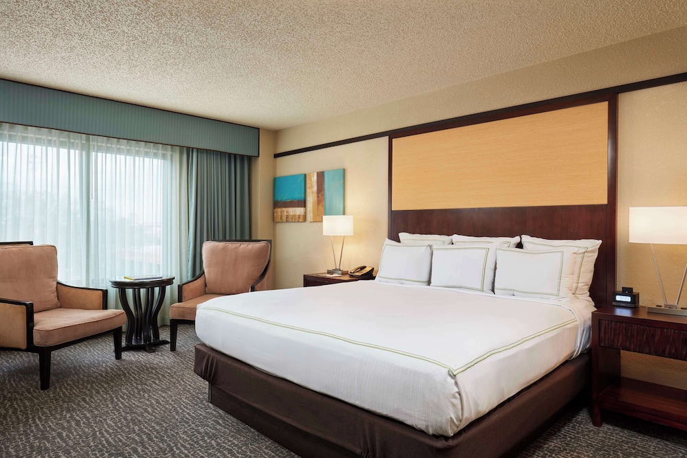 Junior Suite, 1 King Bed, Accessible, Bathtub