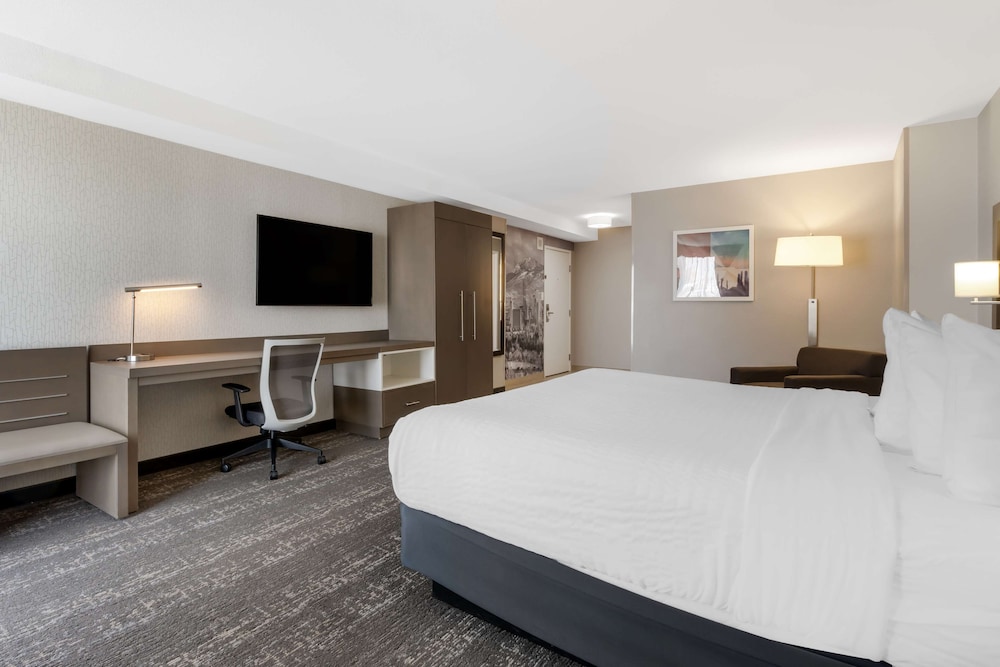 Suite, 1 King Bed, Accessible, Refrigerator & Microwave - Photo 2