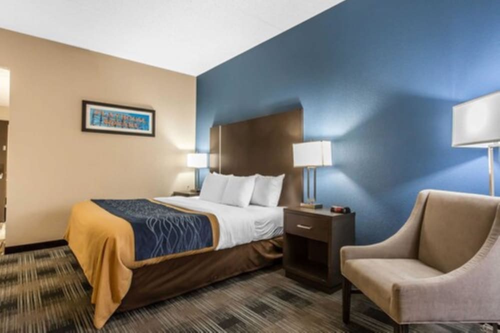 Standard Room, 1 King Bed, Non Smoking - Photo 2