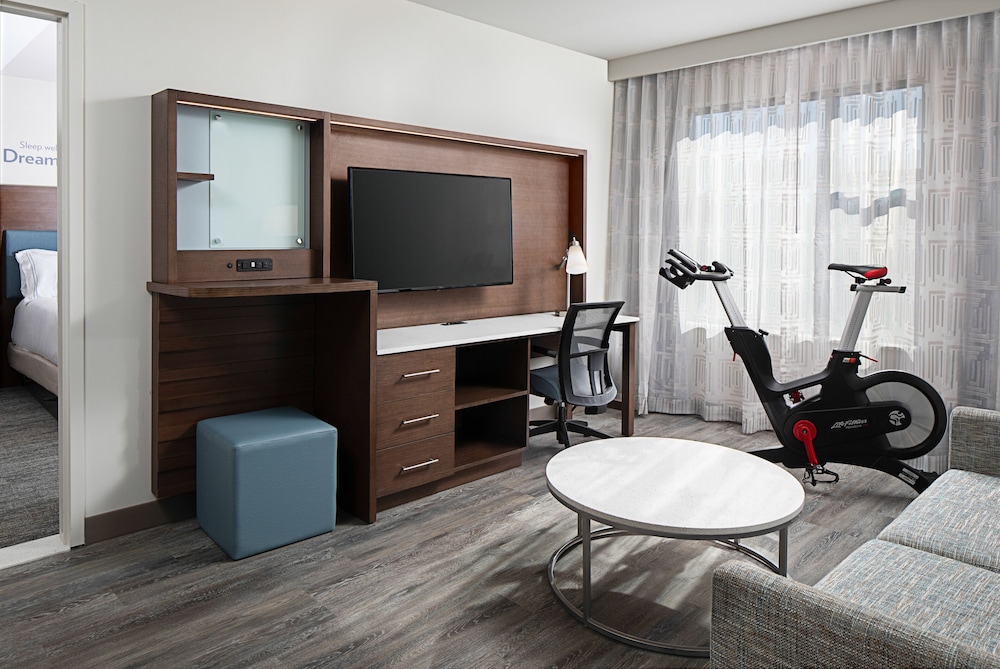 Suite, 1 Bedroom, Roll-in Shower (Mobility Accessible) - Photo 1