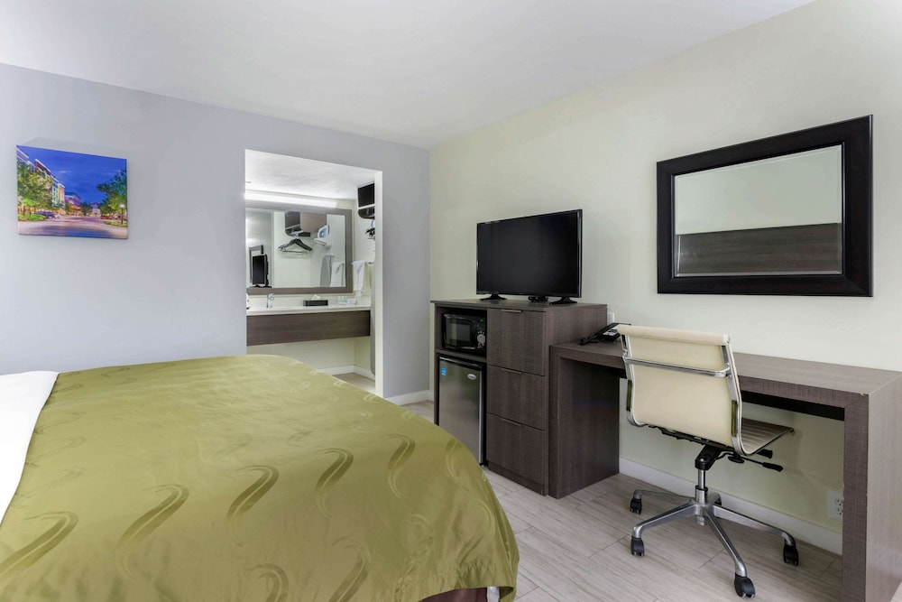 Standard Room, 1 King Bed, Non Smoking - Photo 2