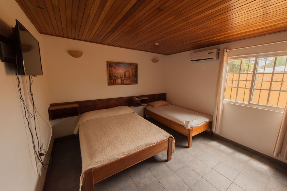 Family Room (1 Double Bed + 3 Single) photo 1