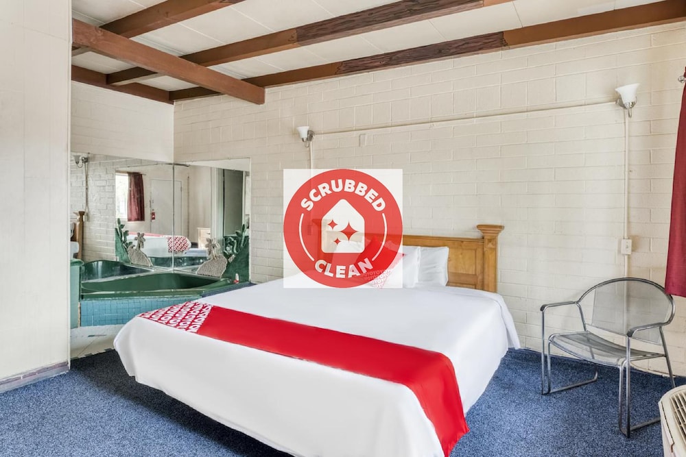 Premium Room, 1 King Bed, Smoking - Photo 1