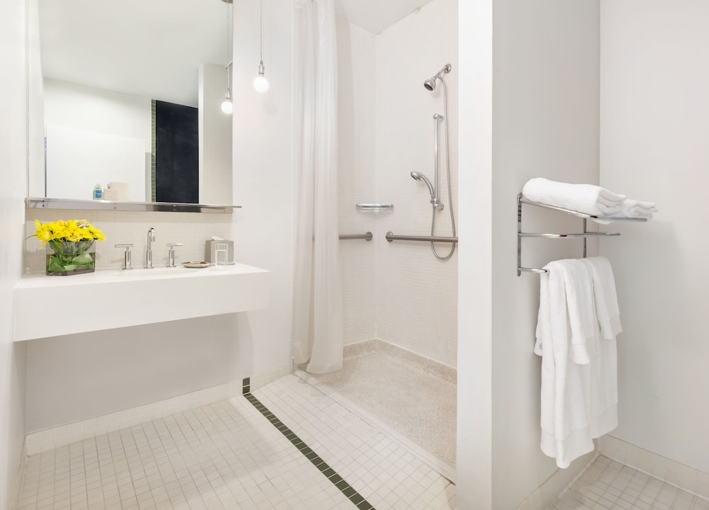 Mobility Accessible Queen Room - Photo 2