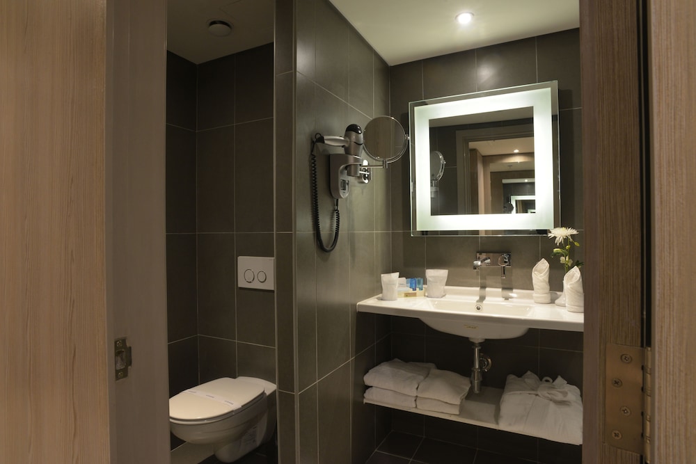 Superior Room with 1 double bed, Pool side thumbnail 6