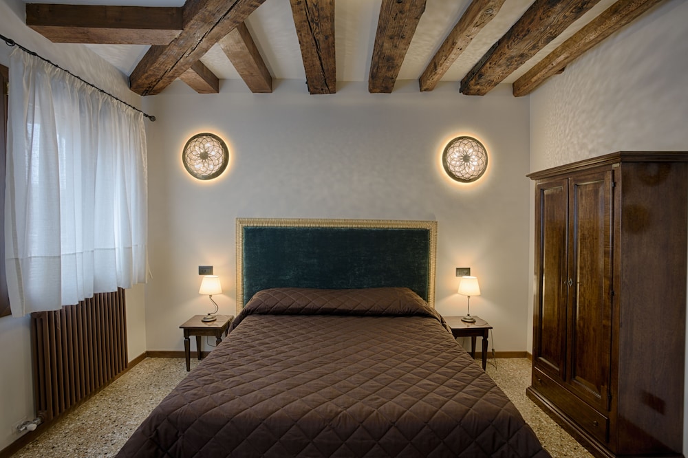 Premier Double Room, Shared Bathroom photo 2