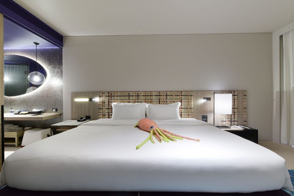 Deluxe Room, 1 King Bed (Seascape) photo 3