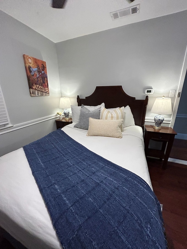 Premier Room, 1 King Bed, Non Smoking - Photo 2