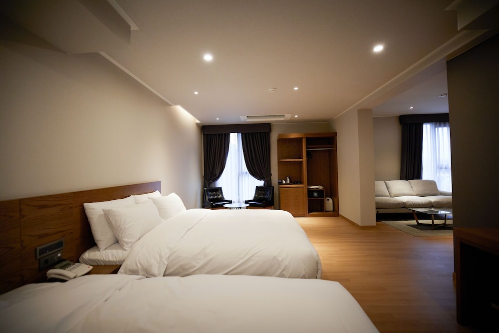 Premium Suite - Photo 11