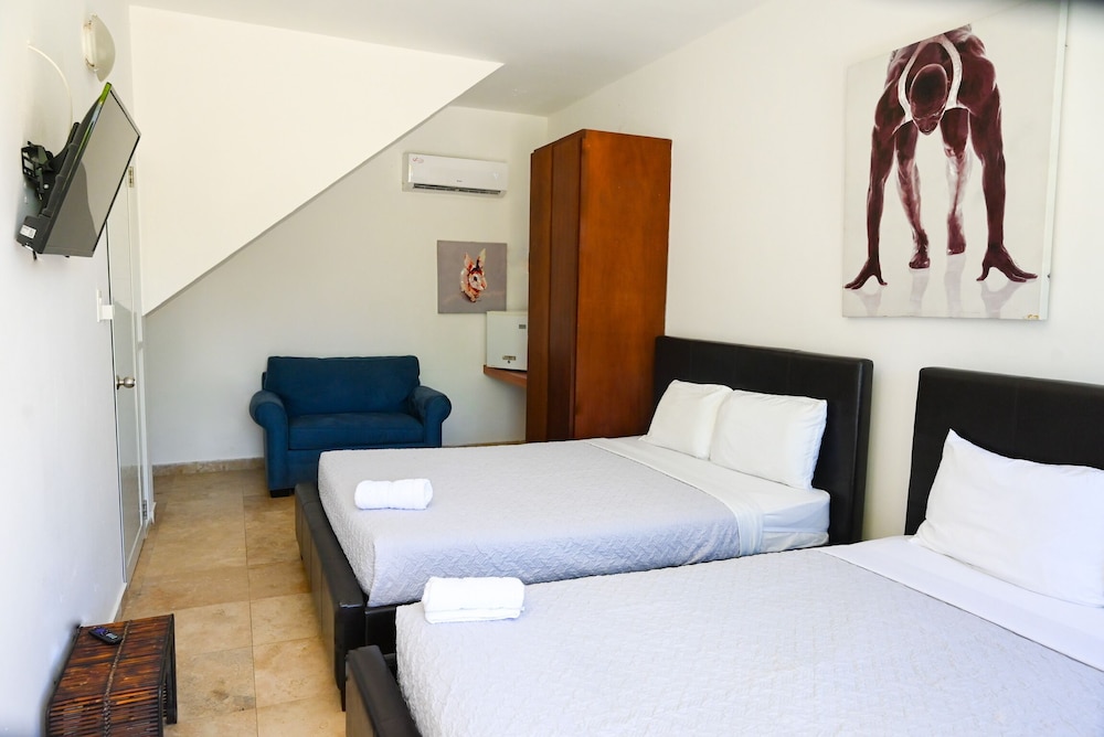 MwPi 102 Family Junior Suite with 2 Queen Size Beds & 1 Sofa Bed First Floor