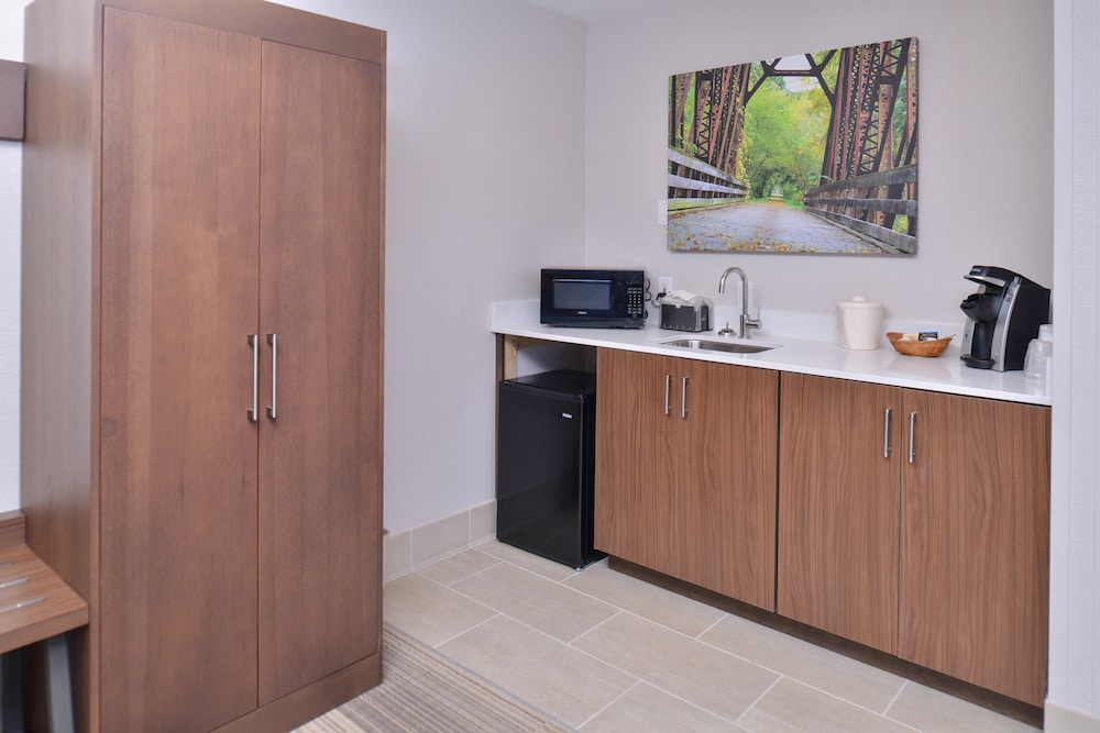 Suite, 1 King Bed, Accessible (Comm, Mobil, Tub) - Photo 3