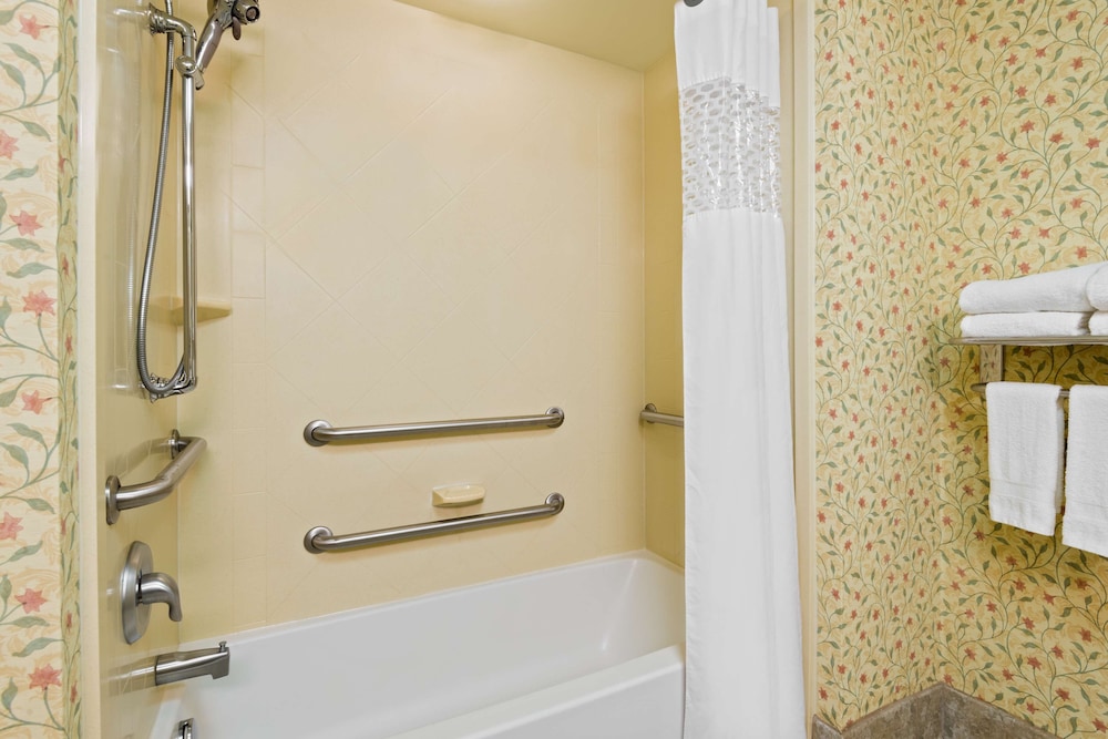 Room, 2 Queen Beds, Accessible, Bathtub - Photo 4