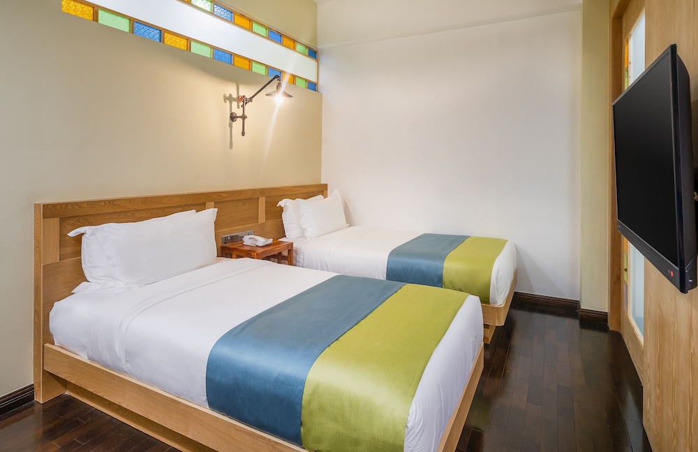 Family Suite, Multiple Beds, Non Smoking, Bathtub photo 3