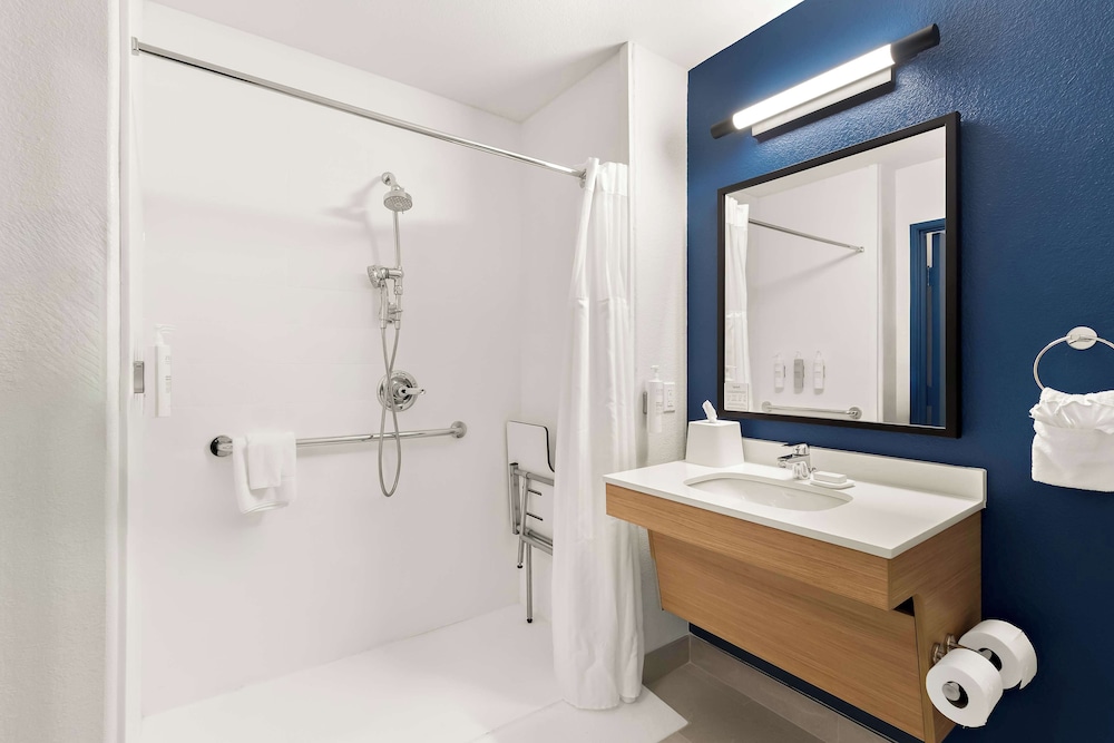 Room, 2 Queen Beds, Accessible (Mobility & Hearing, Roll-in Shower) - Photo 6