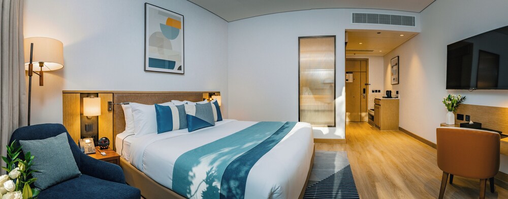 Standard Room, 1 King Bed photo 3