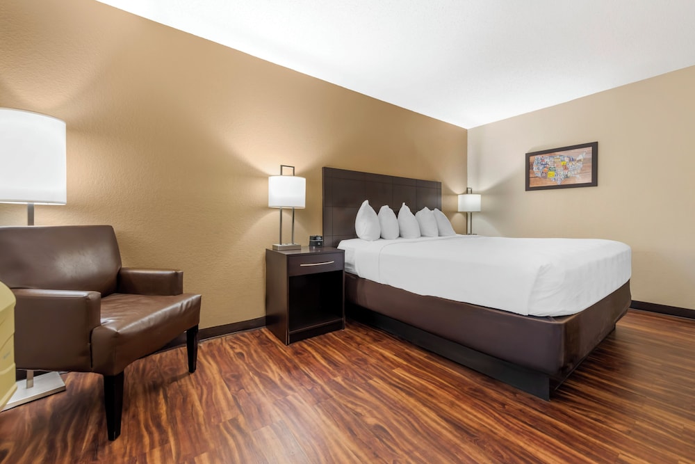 Room, 1 King Bed, Non Smoking - Photo 3