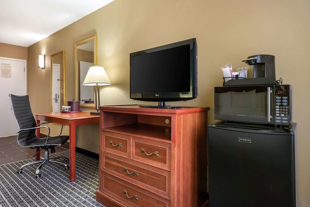 Standard Room, 1 King Bed, Non Smoking (Pet Friendly) - Photo 6
