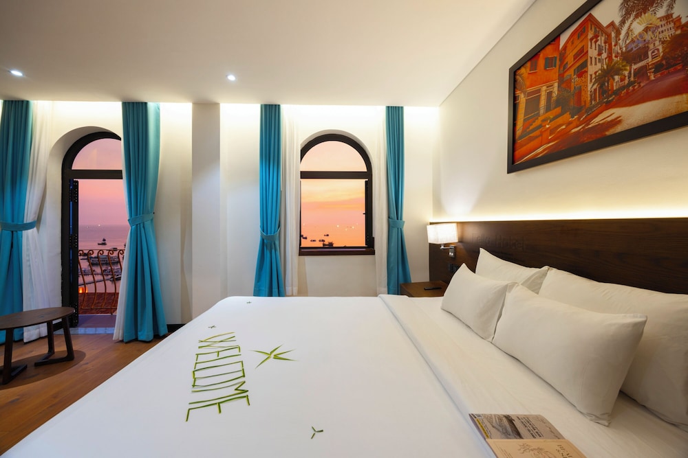 Fortuna, Ocean View, 1 King Bed with Window / Balcony thumbnail 5