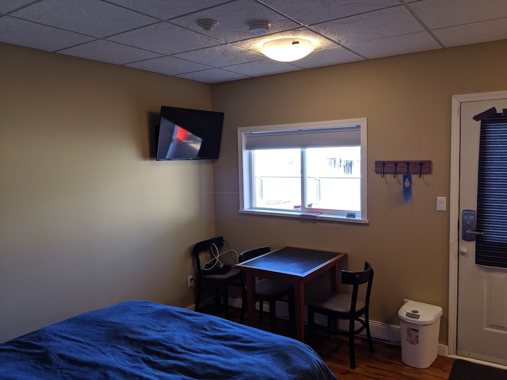 Fathoms Room (No Pets)