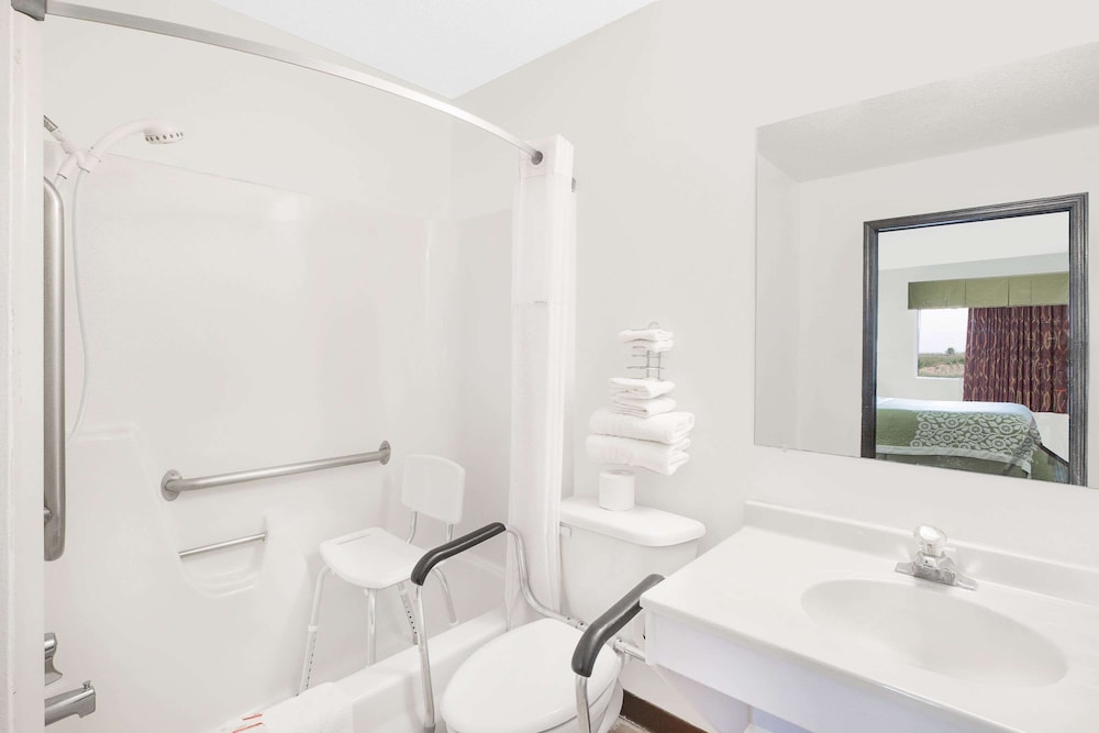 Room, 1 Queen Bed, Accessible, Non Smoking (Mobility) - Photo 2