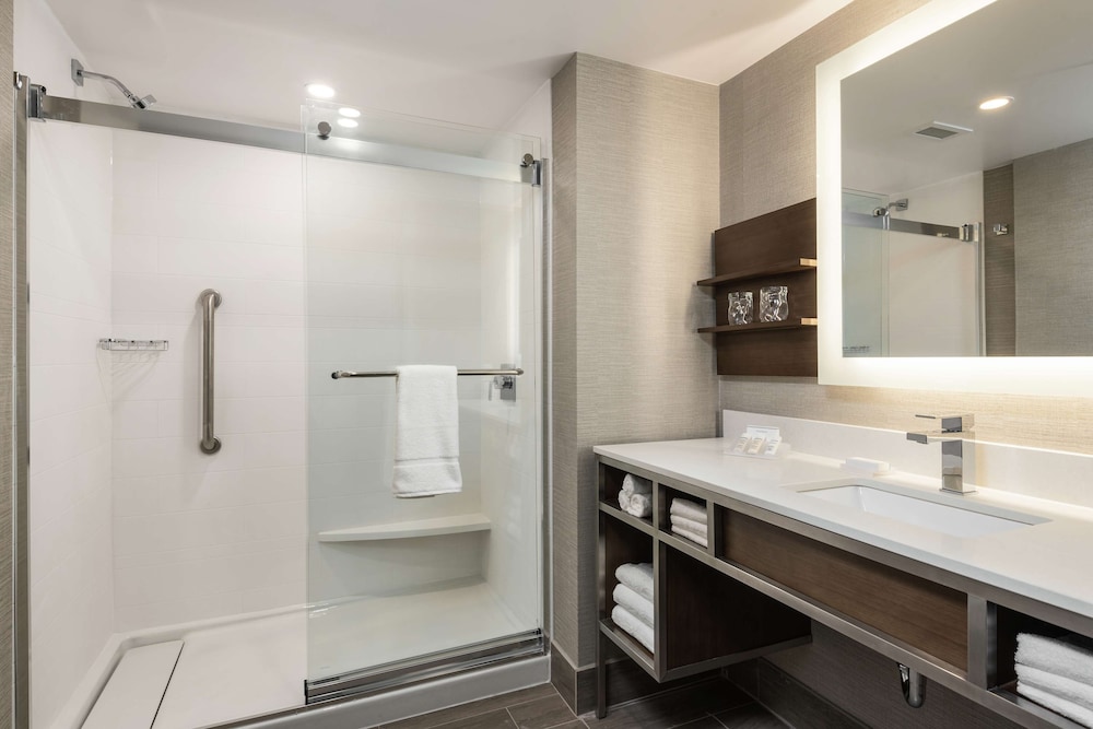 Signature Room, 2 Queen Beds - Photo 7