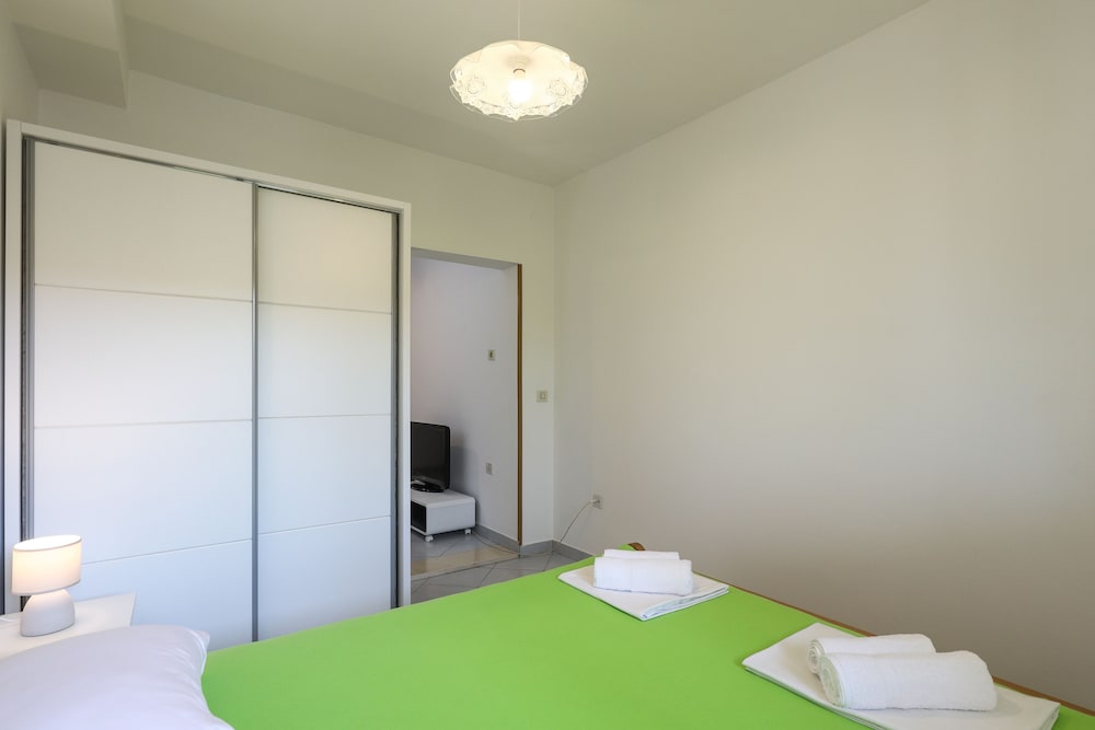 Studio (Studio Apartment)