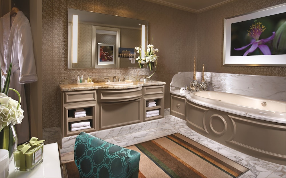 Two Bedroom Tower Suite - Photo 4