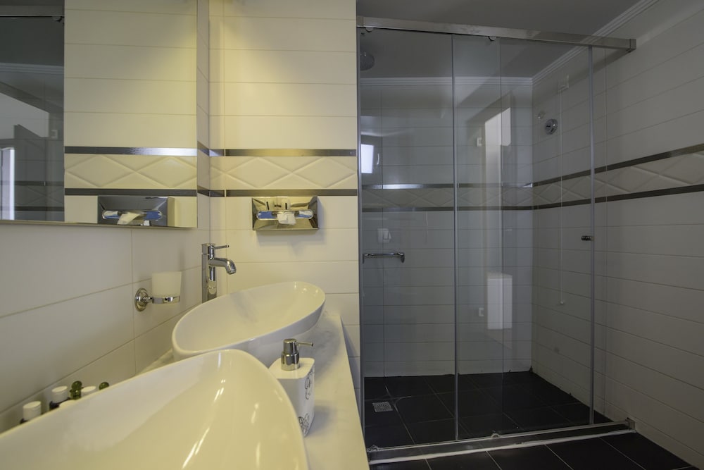 Royal Suite, Jetted Tub (private) - Photo 6