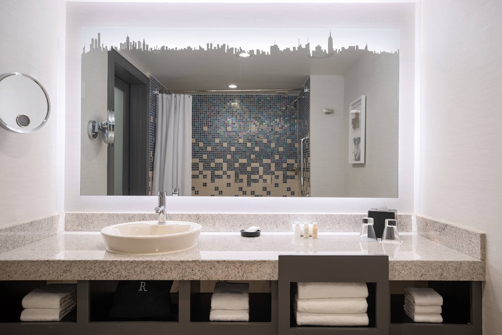 Executive Suite, 1 Bedroom, City View thumbnail 6