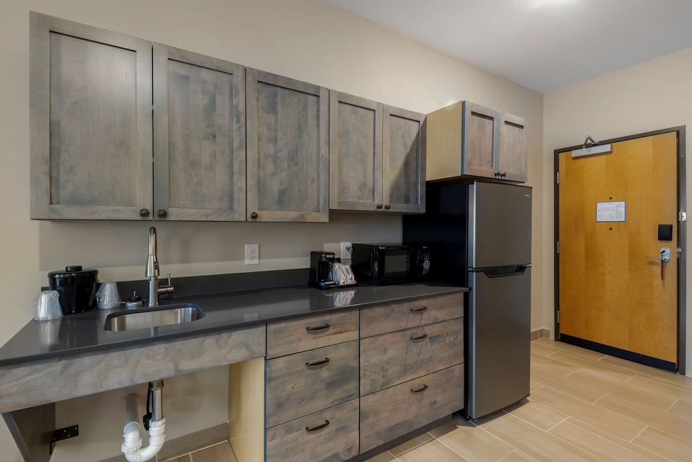 Suite, 2 Queen Beds, Kitchenette (with Sofabed) - Photo 4