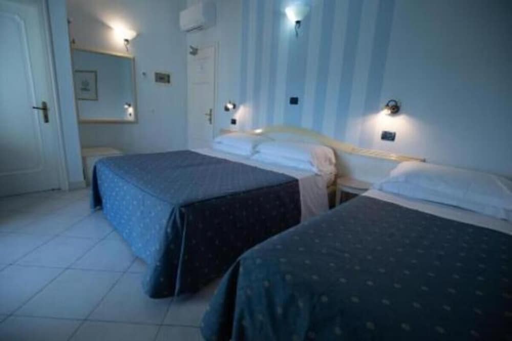 Family Quadruple Room - Photo 2
