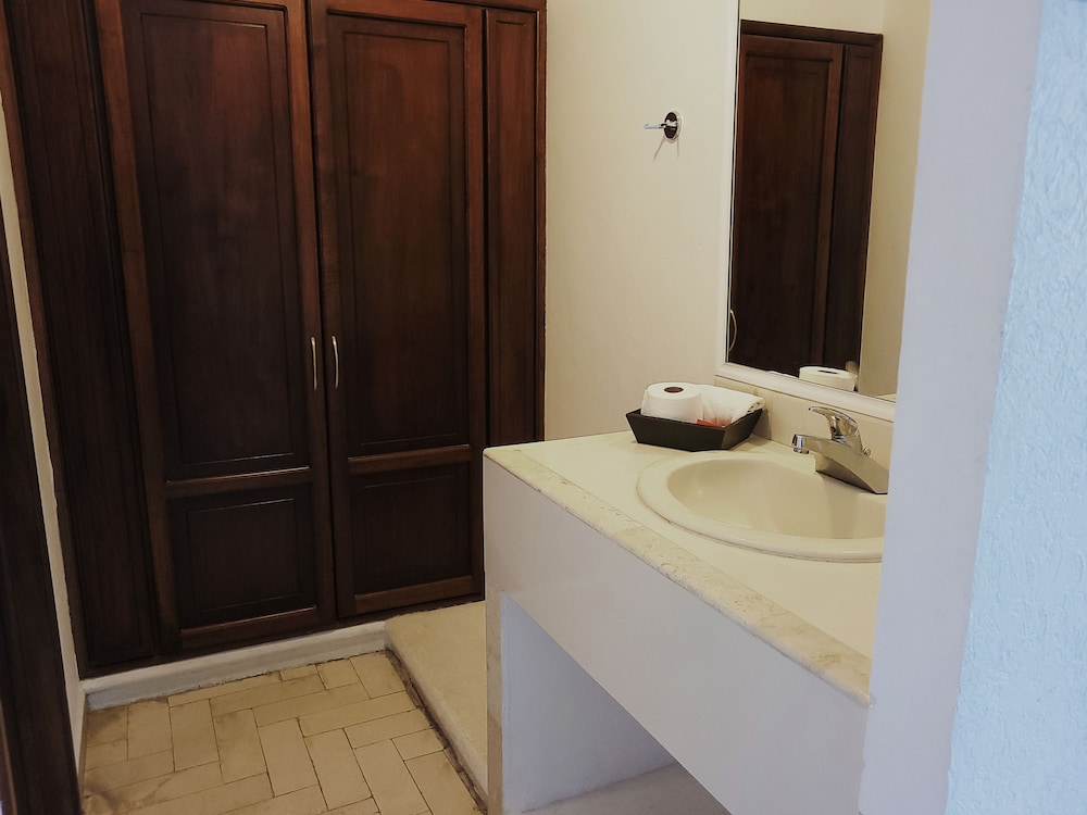 Premium Suite, Bathtub, Pool View photo 2