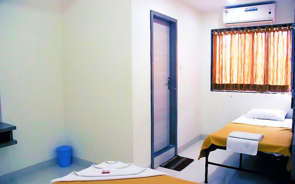 Basic Triple Room, Multiple Beds, City View photo 2