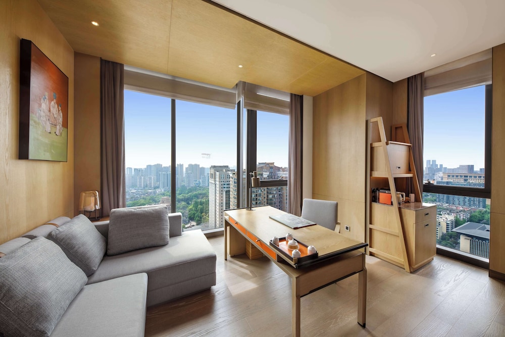 Deluxe Skyline View Room - Photo 4