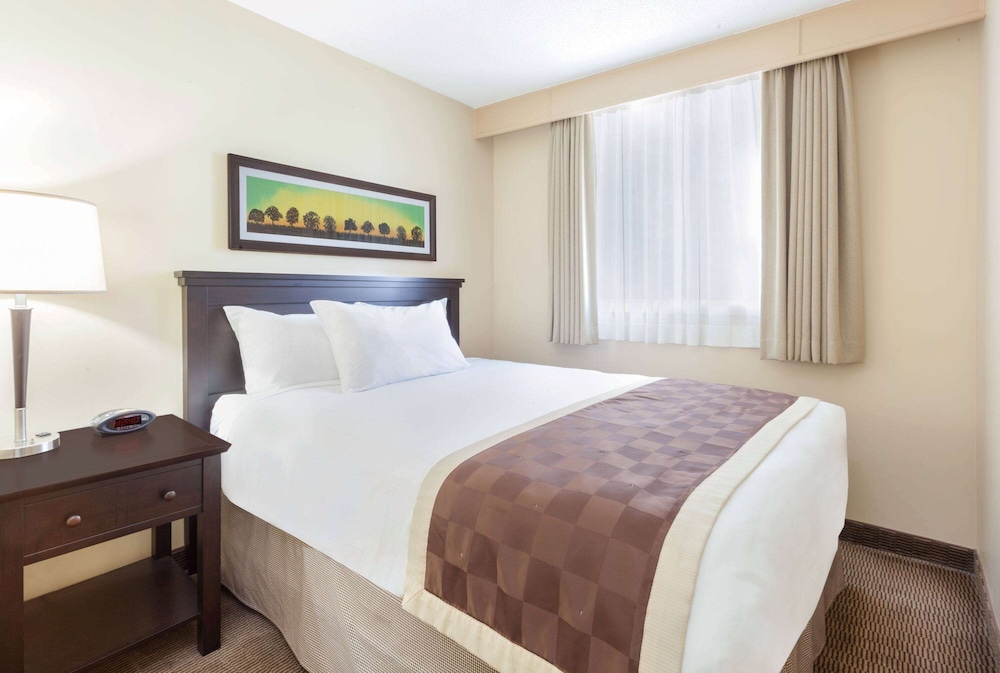 Suite, 1 Queen Bed, Non Smoking, Kitchenette (Walk-In Shower) - Photo 7