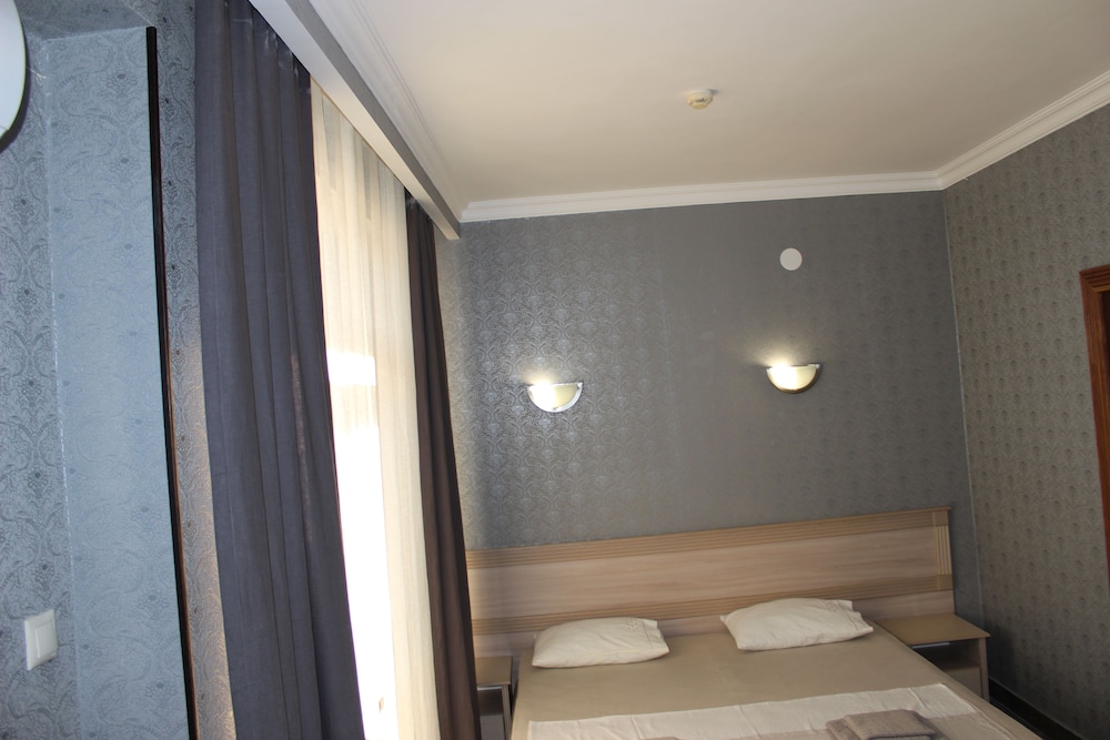 Deluxe Triple Room, 1 King Bed With Sofa Bed, Mountain View photo 1