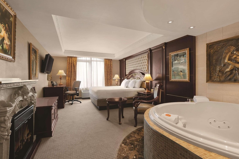 Suite, 1 King Bed, Non Smoking - Photo 3