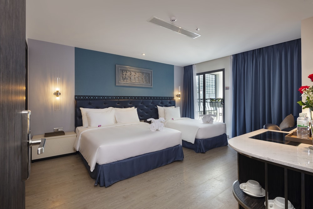 Classic Triple Room, Balcony, City View