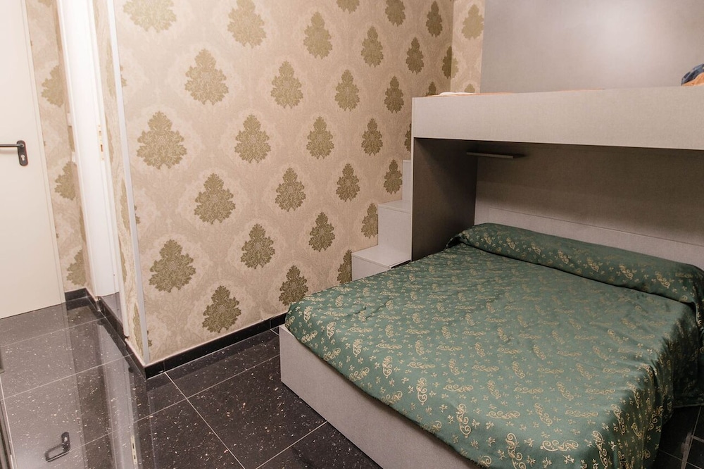 Triple Room, Ensuite photo 2