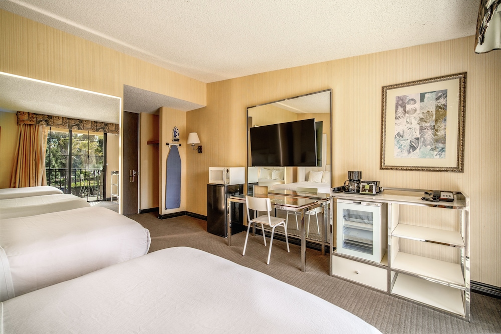 Standard Room, 2 Double Beds photo 2